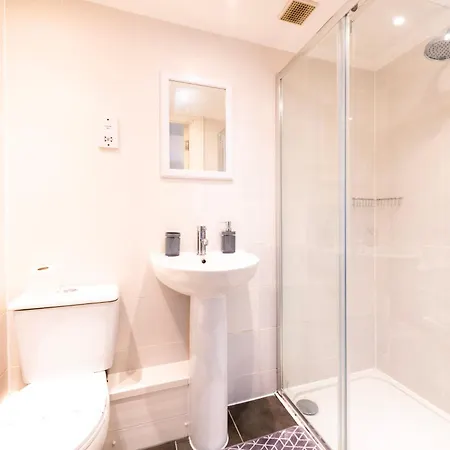 Complete Queens - Sleeps 8 With Free Parking By Prescott * Bristol