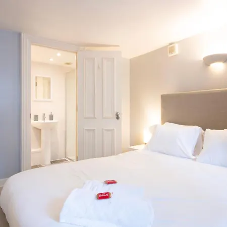 Complete Queens - Sleeps 8 With Free Parking By Prescott Bristol