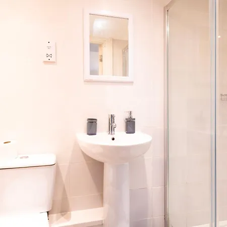 Complete Queens - Sleeps 8 With Free Parking By Prescott Bristol